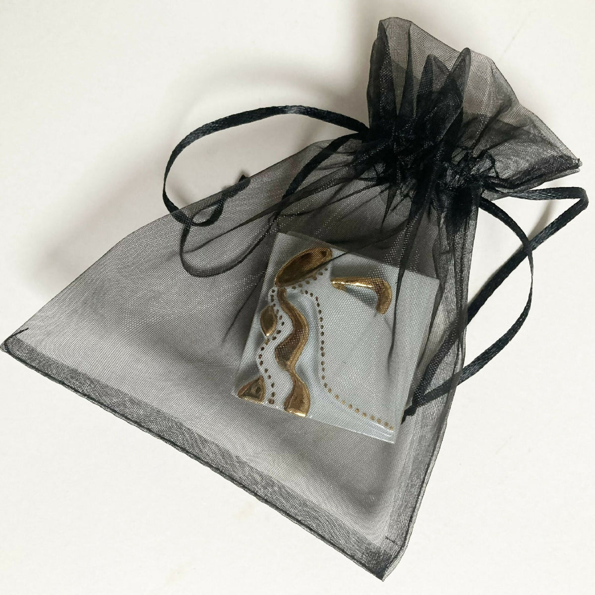 Boîte à bijoux en porcelaine « Verseau » dans un pochon en organza noir