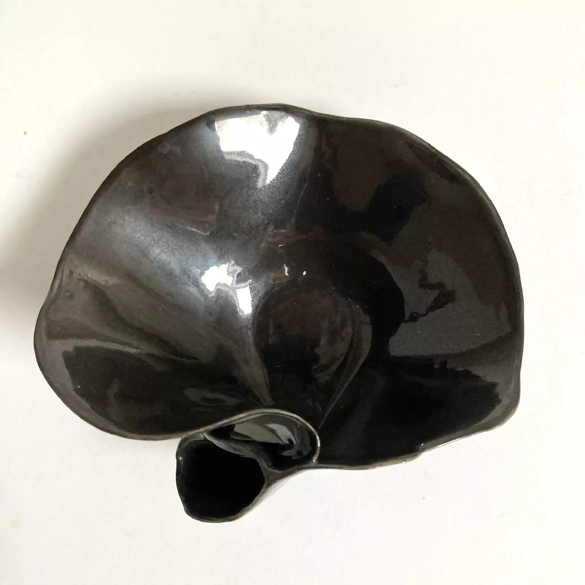 Coupelle nénuphar noire brillante en forme de pétale, avec petit creux et bord ondulé