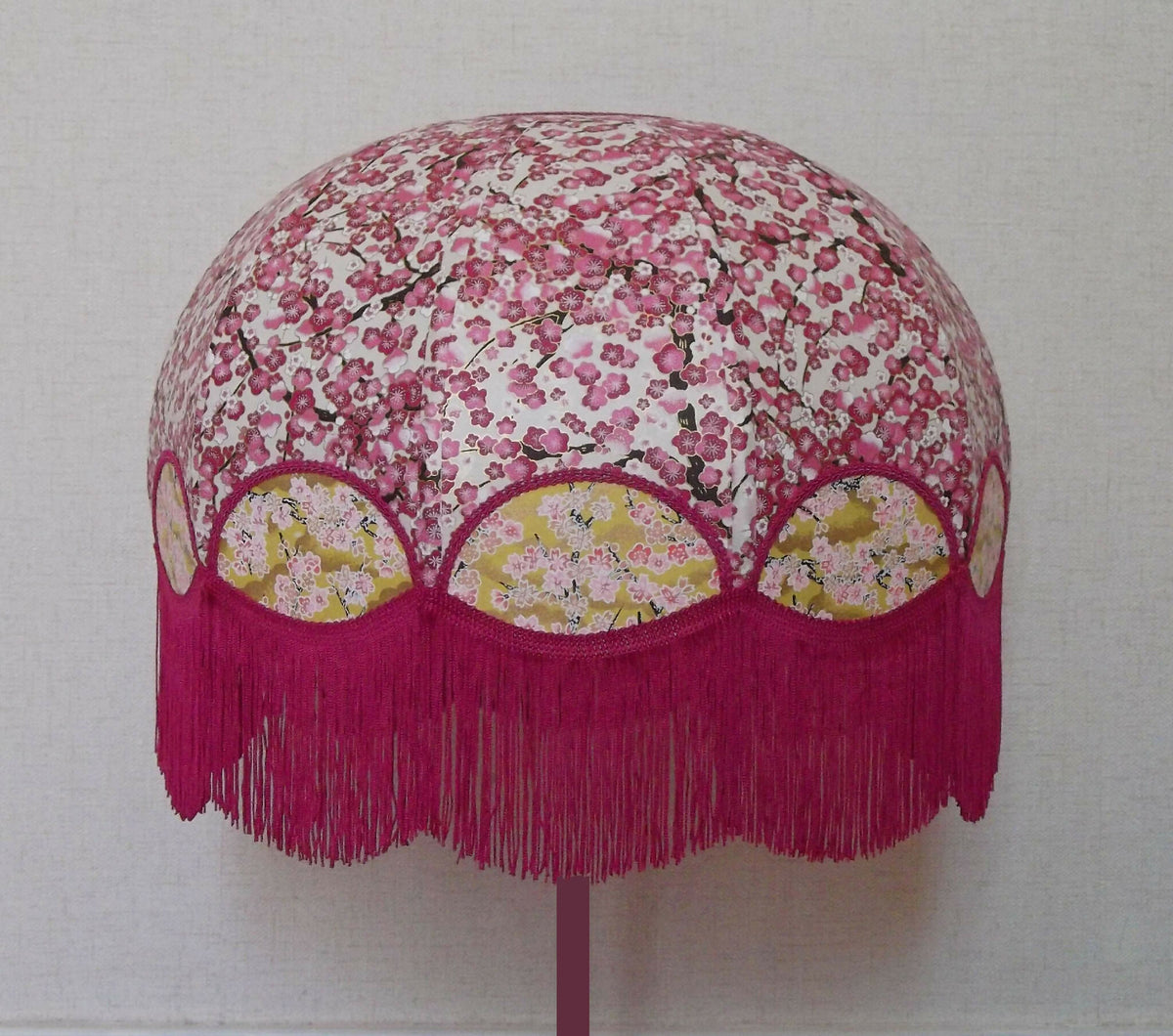 Abat-jour Magda rose en papier japonais, franges bordeaux, forme dôme, fleurs et liserés noirs