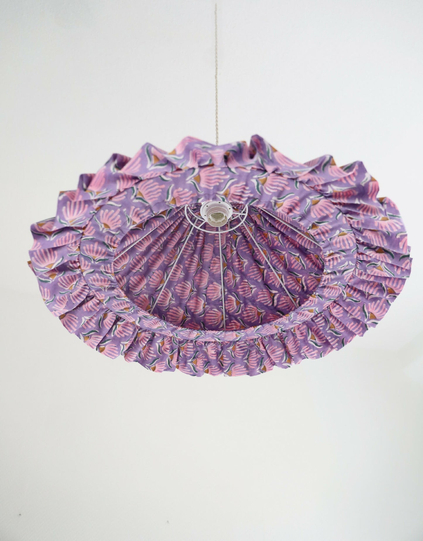 Suspension conique Emilia « Purple Shell Flowers », luminaire artisanal