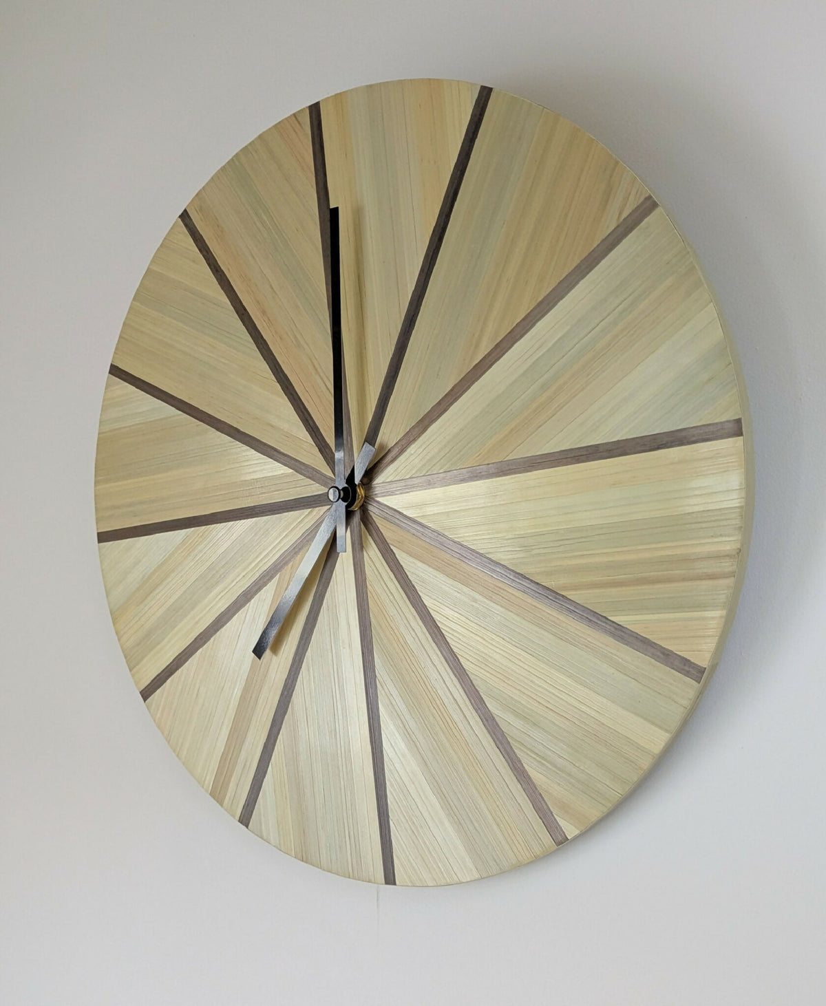 Horloge murale ronde en paille beige, marqueterie marron, mouvement au centre