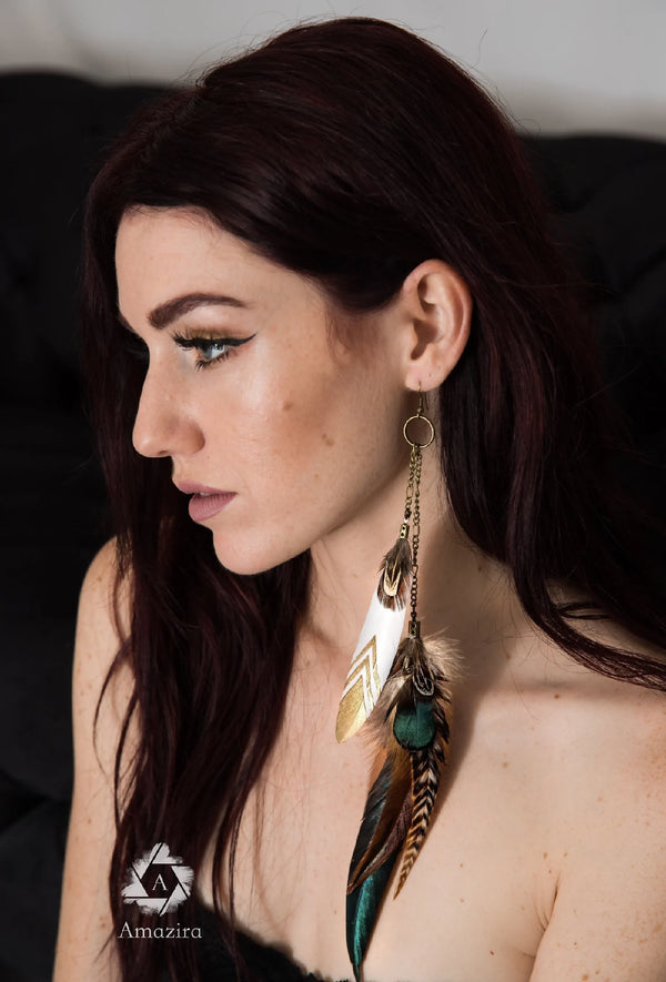 Boucles d’oreilles plume turquoise, chaînette dorée, motif double