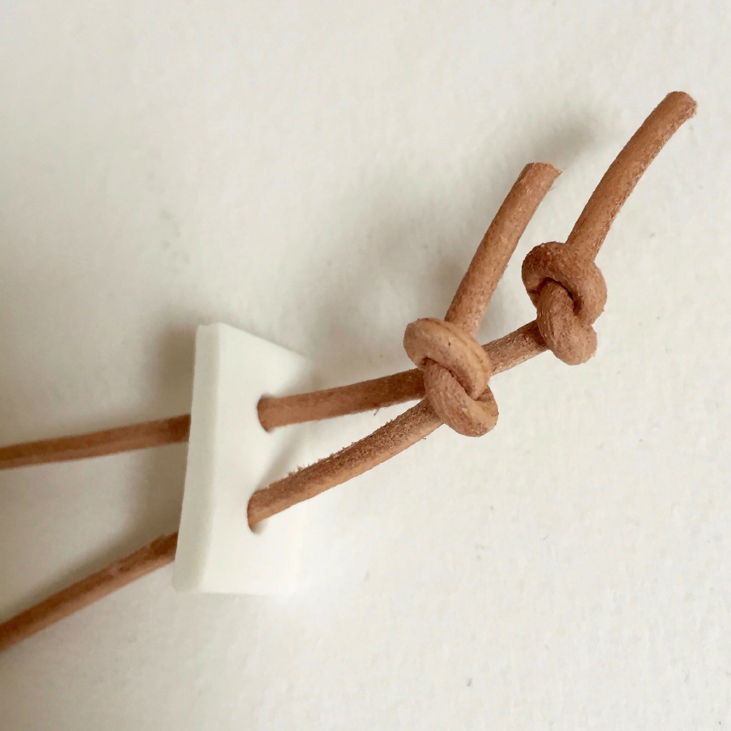 Collier goutte d'or en porcelaine