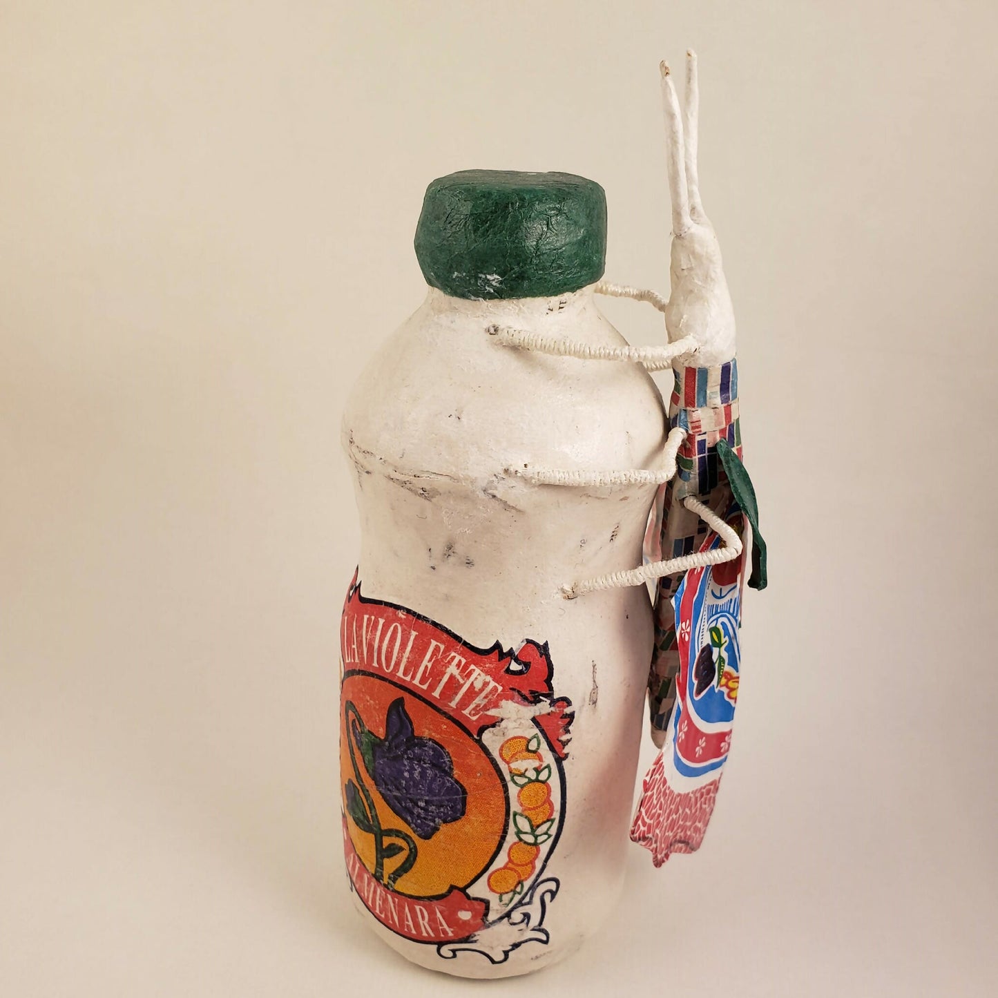 Sculpture - Posé sur une bouteille