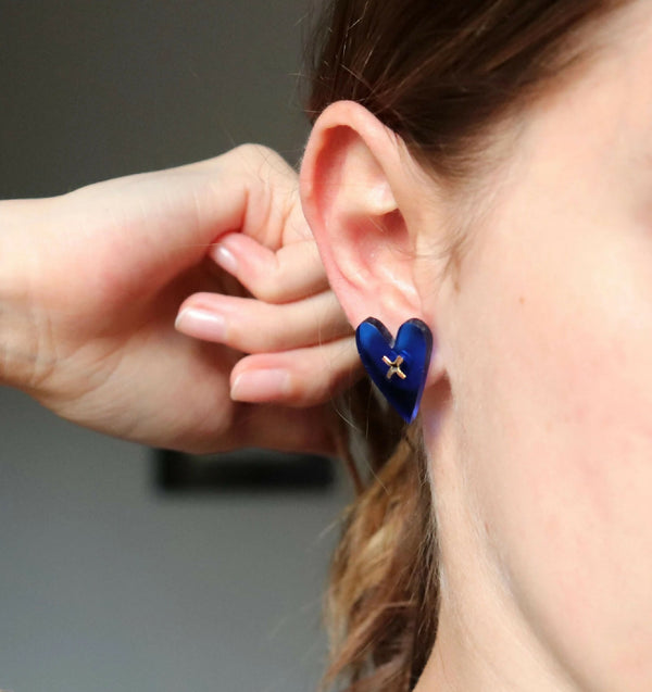 Boucles d’oreilles cœur bleu, cabochon bleu sur monture argentée