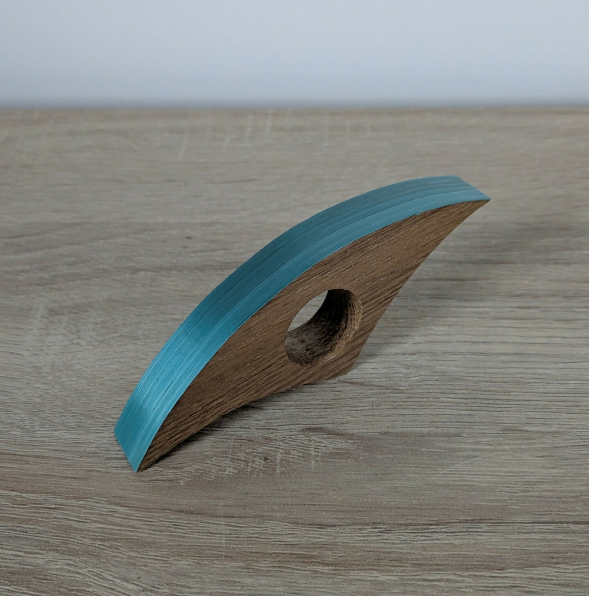Marque-page en bois avec incrustation bleu turquoise, vue de côté