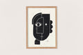 Linogravure encadrée, visage abstrait noir sur fond clair, composition géométrique