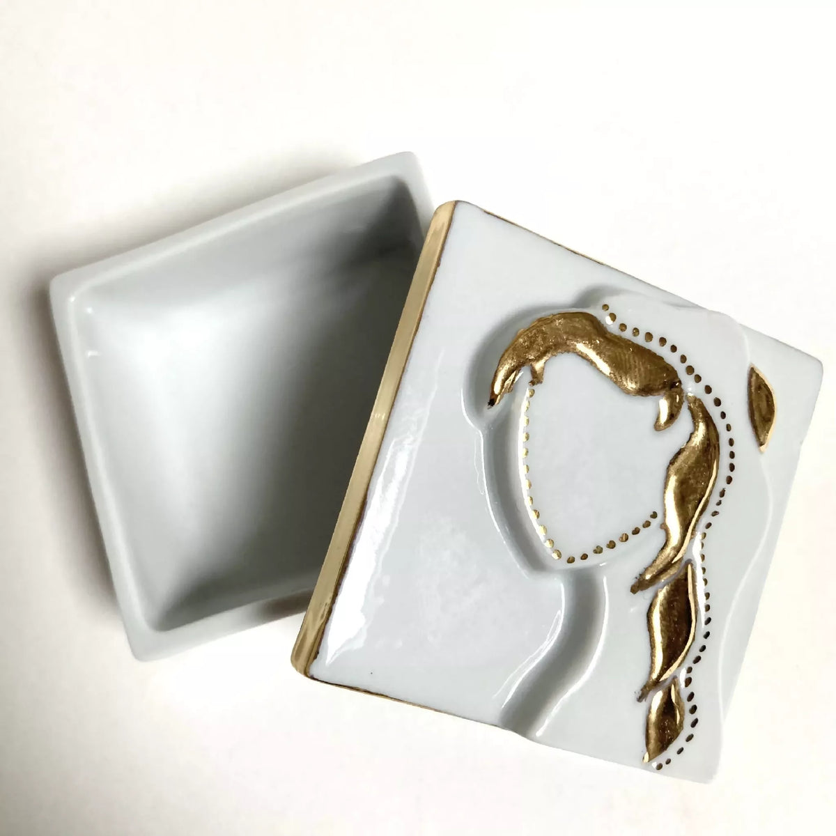 Boîte à bijoux en porcelaine blanche, couvercle ouvert avec décor Vierge dorée
