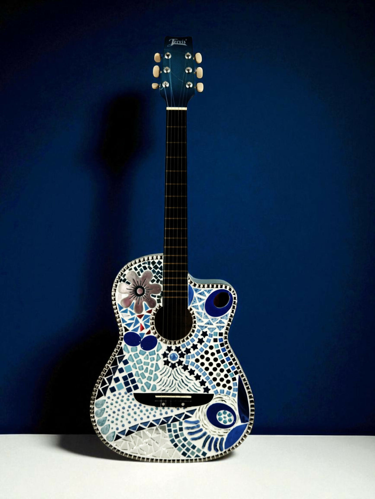 Guitare acoustique décor mosaïque blanche et bleue, rosace et ouïe rondes