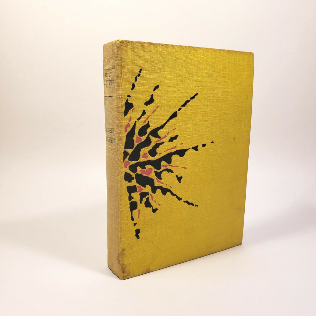 Livre jaune sculpté, couverture extérieure avec motif d’insecte multicolore en relief.