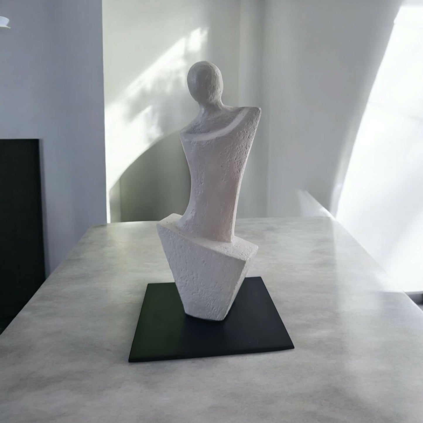 Sculpture contemporaine femme en argile sur socle métal "Insouciance"