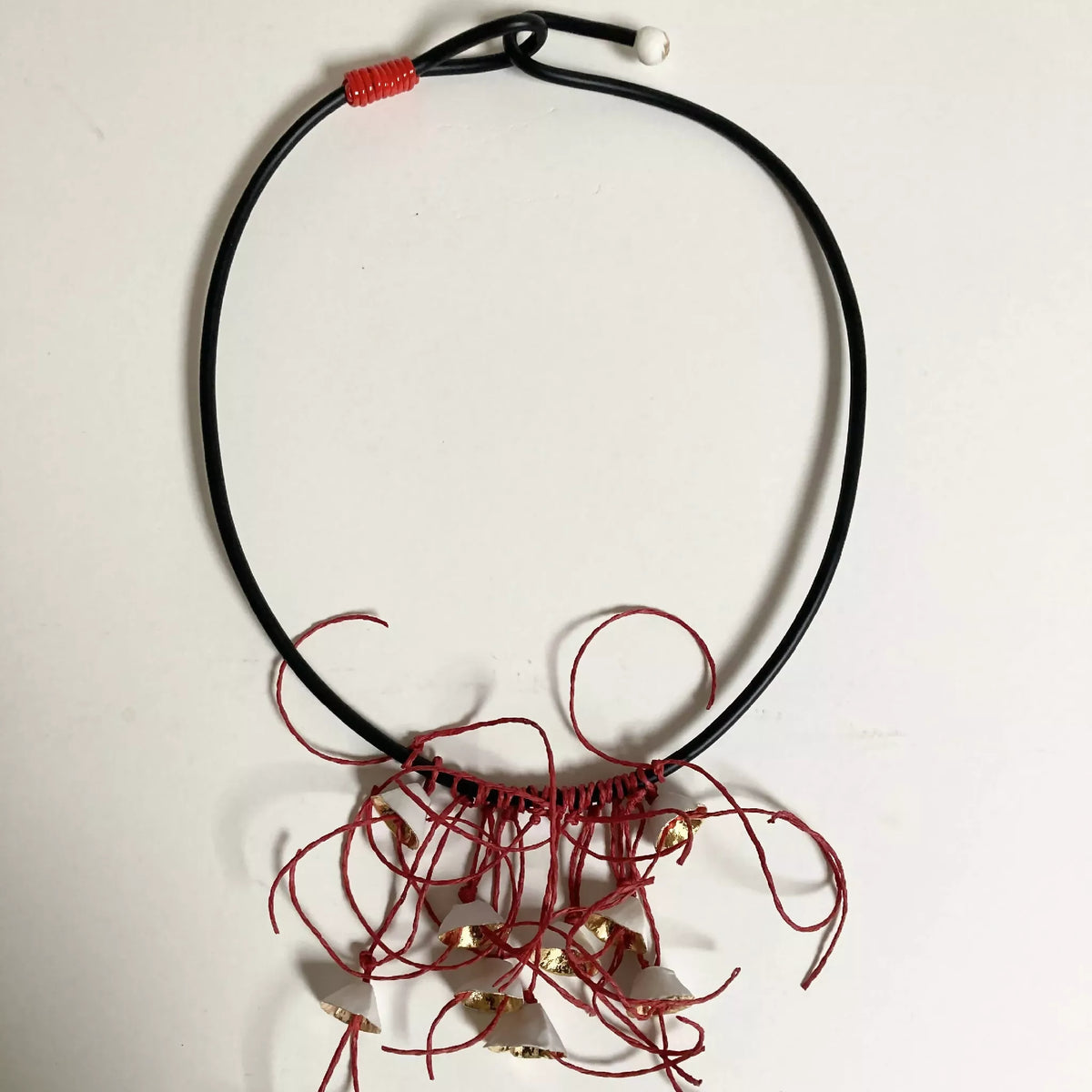 Collier cordon noir avec fils rouges et pendentifs fleurs dorées