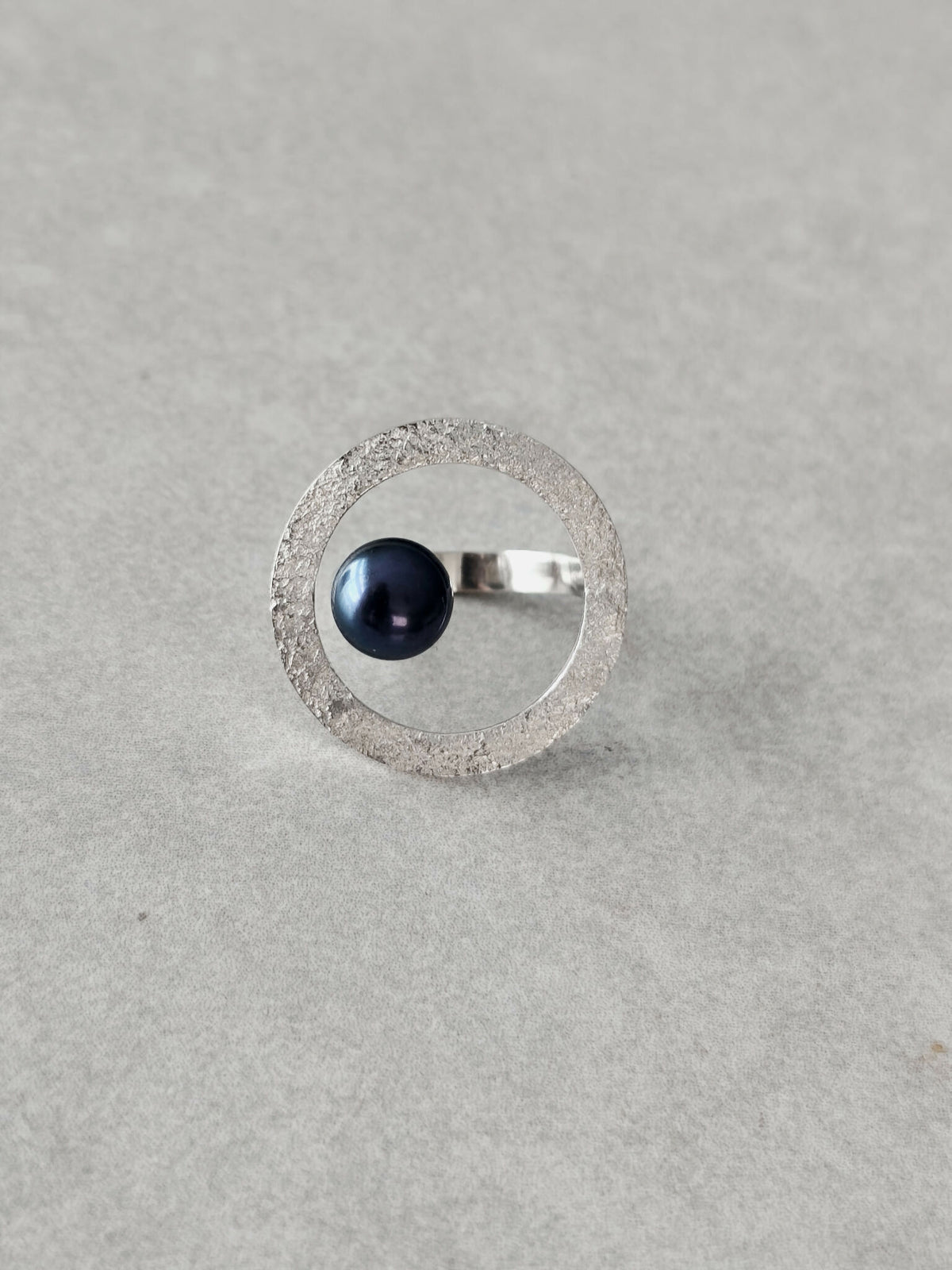 Bague argentée texturée ovale, cabochon bleu foncé serti au centre