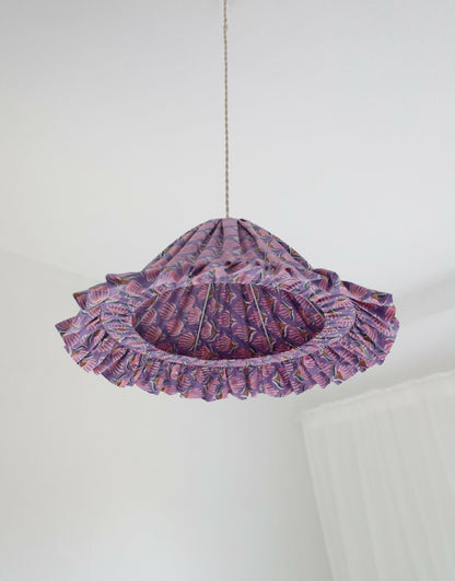 Suspension conique Emilia « Purple Shell Flowers », luminaire artisanal