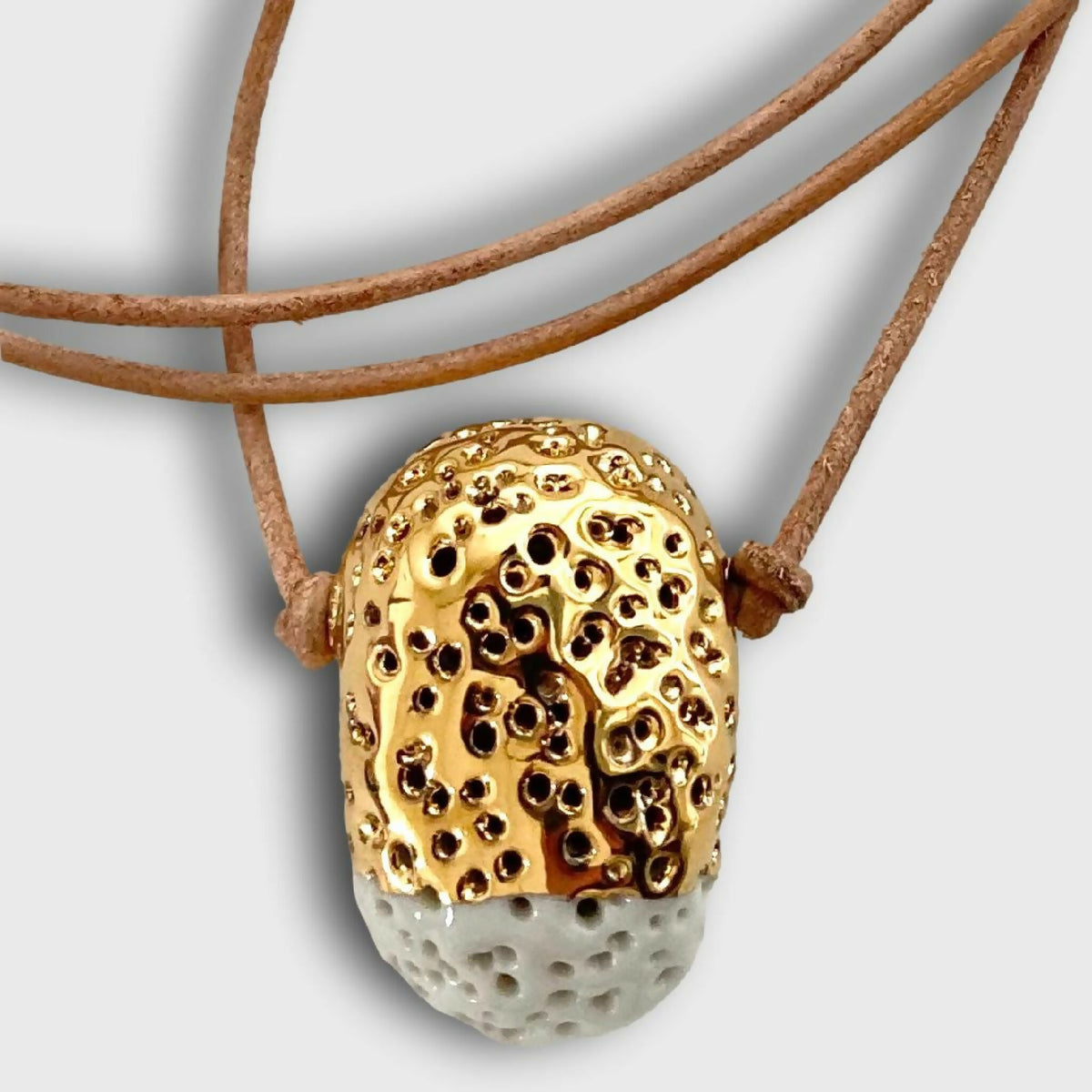 Collier en cuir marron, pendentif porcelaine : dôme doré et base blanche ajourée