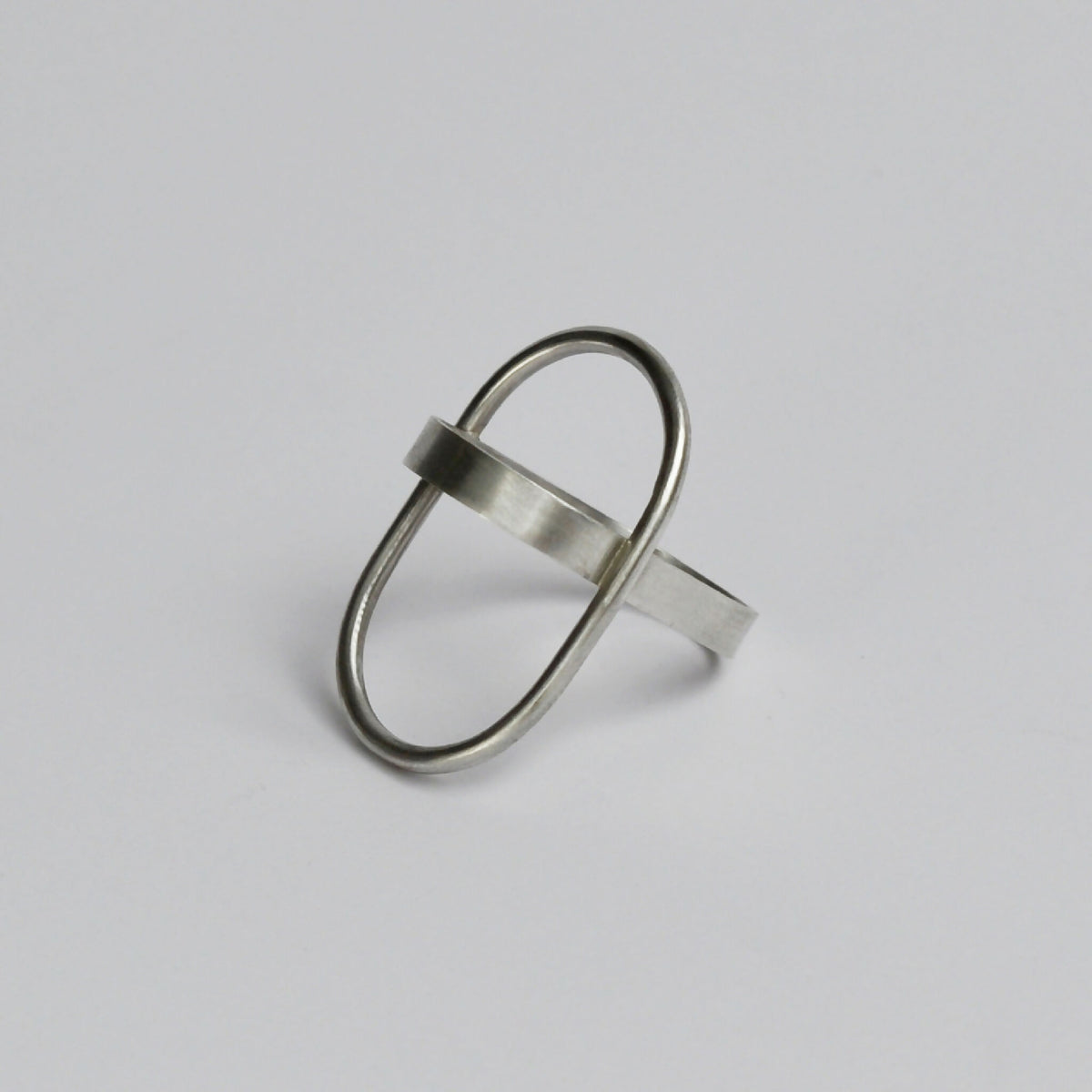 Bague anneaux en métal argenté, anneau ovale et barre centrale