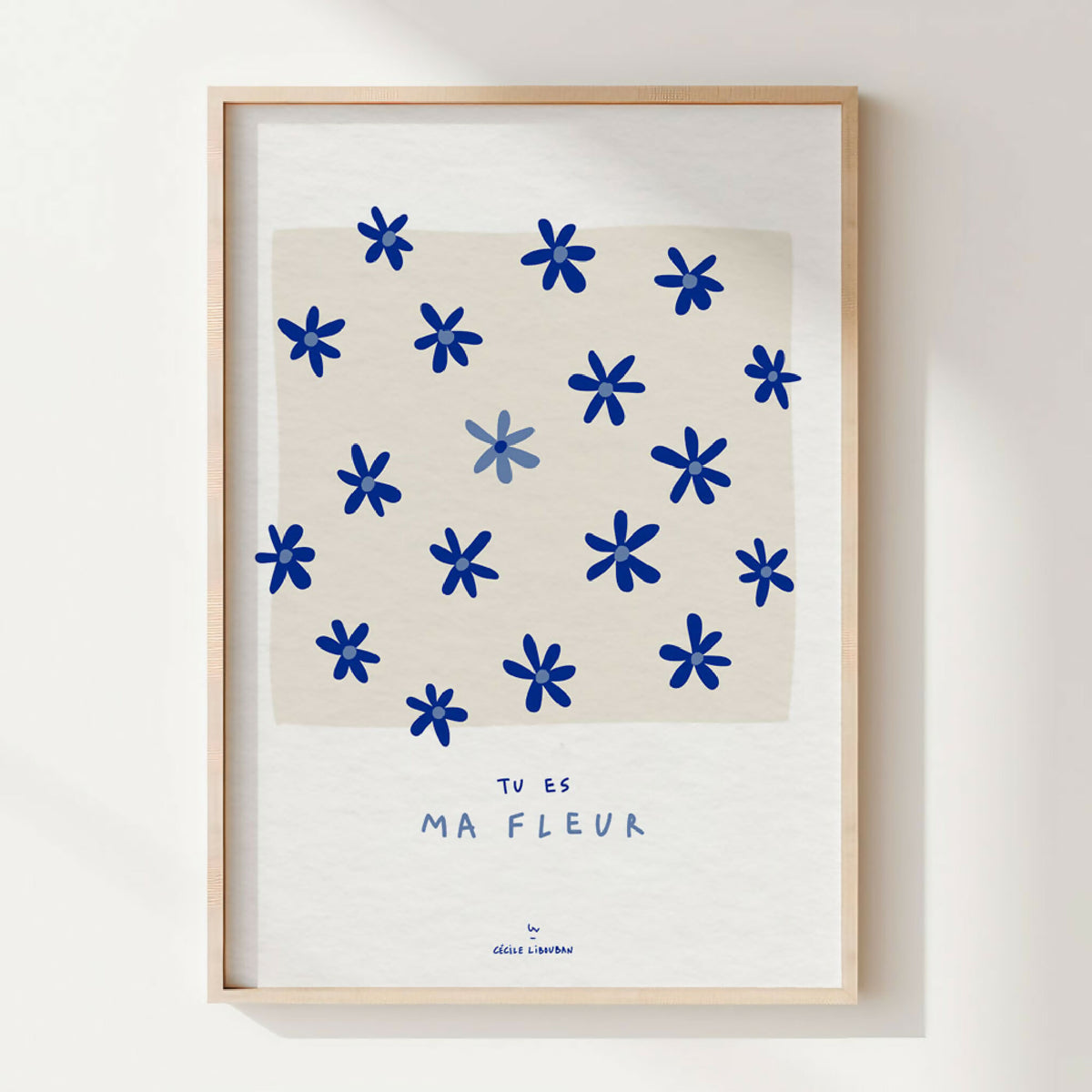 Affiche A4 encadrée, fleurs bleues et texte « Tu es ma fleur ».