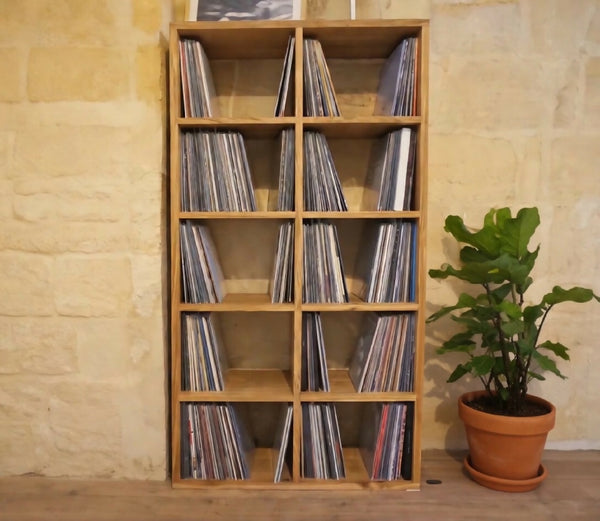 Bibliothèque pour vinyles en bois avec 3x3 cases ouvertes, vue de face.