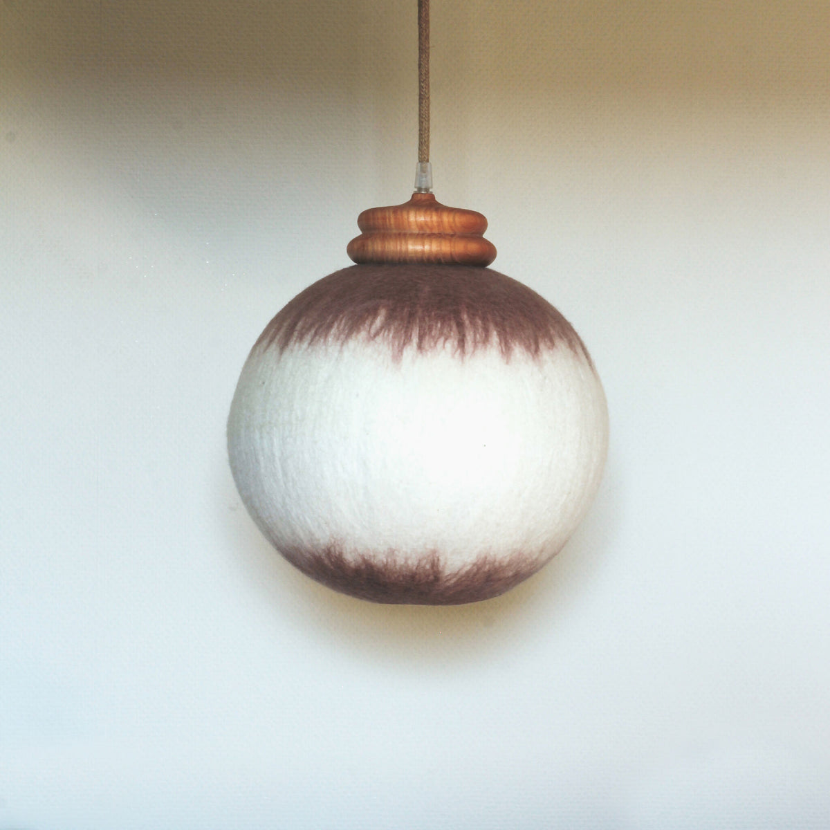 Suspension MUNDI, globe en feutre brun et blanc, base en bois cannelé