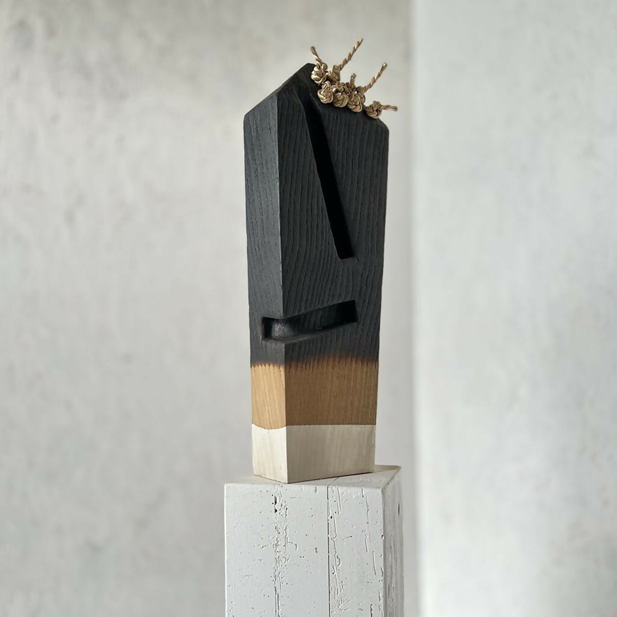Décoration en bois deux tons : haut noir texturé, ruban noir et fleurs dorées