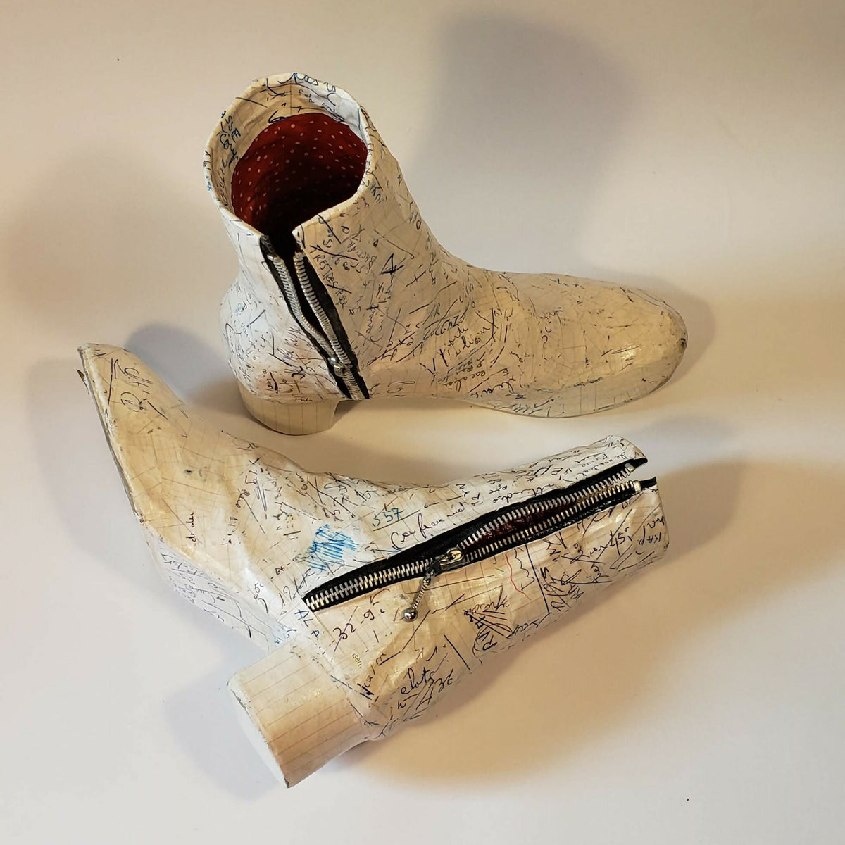 Bottes zippées talon en bois, doublure rouge intérieure, vue de côté