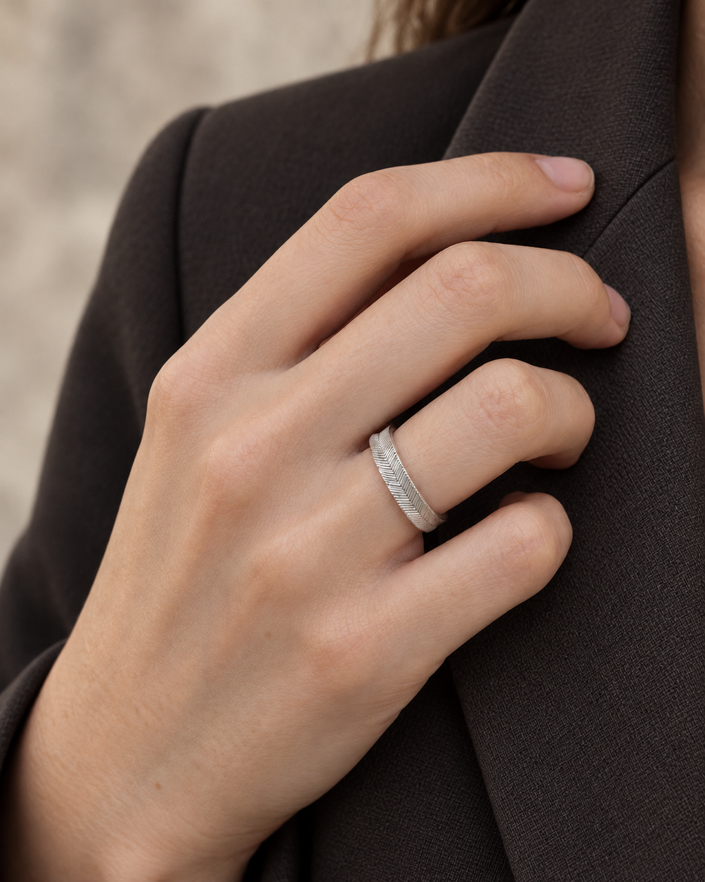 Alliance chevron en argent massif recyclé pour homme et pour femme