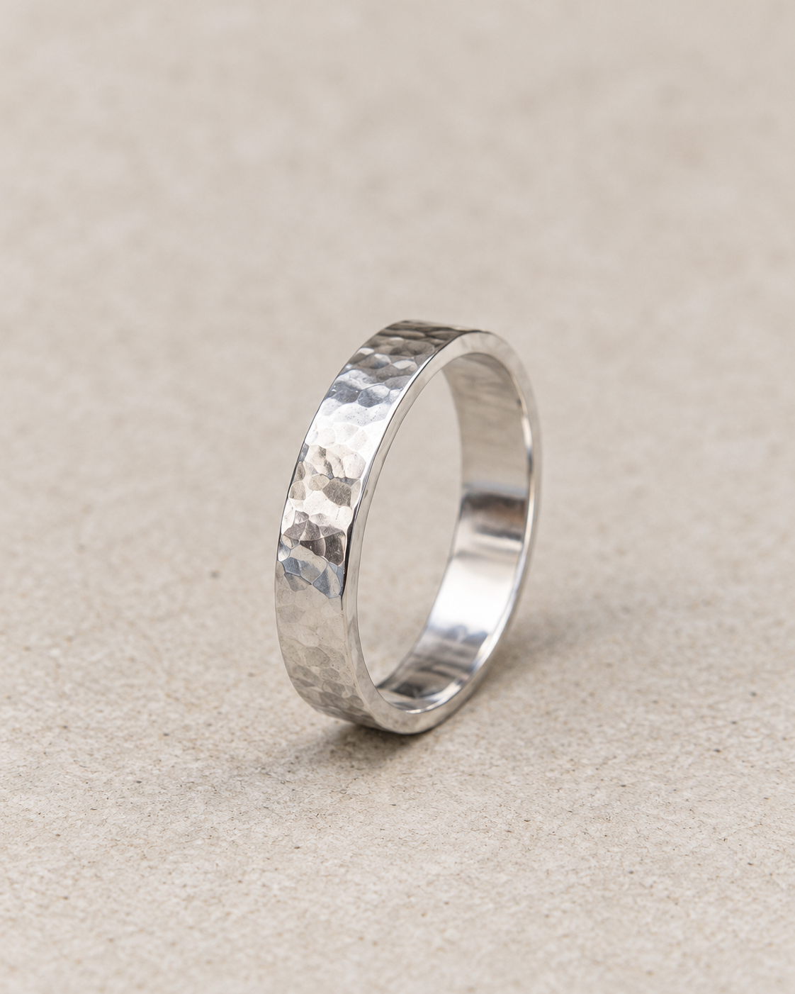 Alliance petit martelé ruban en argent massif recyclé, pour homme et femme