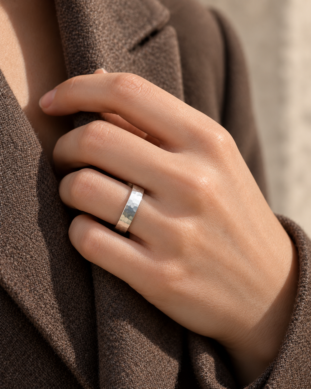 Alliance petit martelé ruban en argent massif recyclé, pour homme et femme
