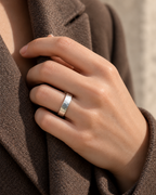 Alliance petit martelé ruban en argent massif recyclé, pour homme et femme