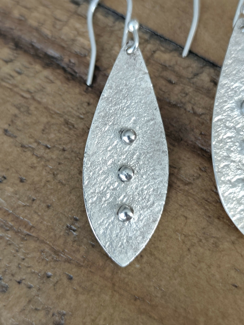 Goutte de boucles d’oreilles pendantes argentée texturée, trois billes décoratives