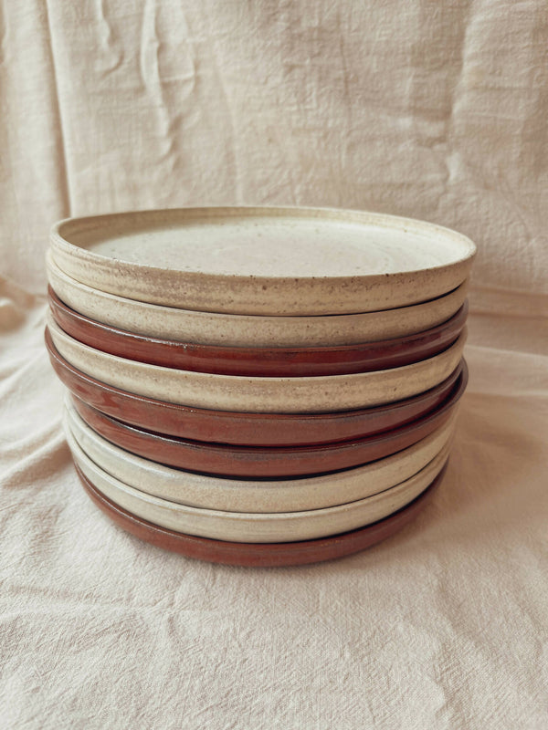 Pile d’assiettes céramique cuivre et beige, style classique Algue