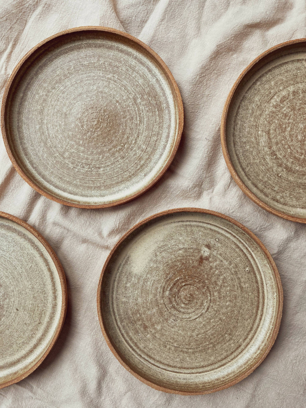Lot d’assiettes creuses en céramique beige à bord brun, plusieurs vues de dessus
