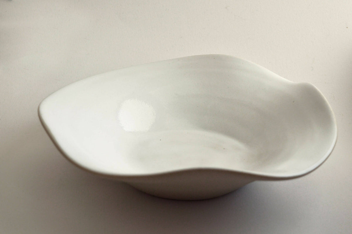 Assiette creuse en céramique blanche, bord ondulé, vue de face