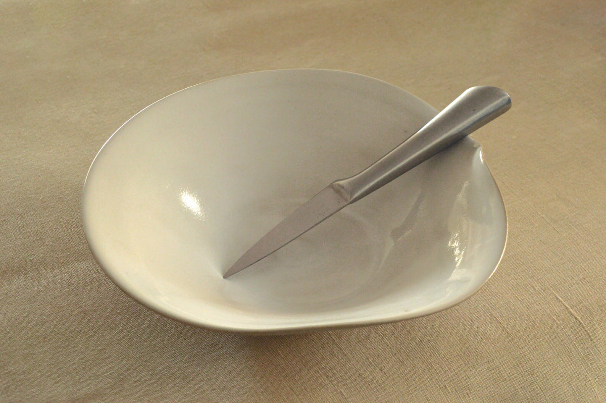 Assiette creuse en céramique blanche avec cuillère, intérieur lustré