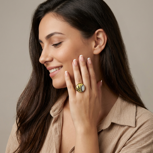La Solaire Wax — bague cabochon jaune noir blanc · papier indien · fait main France 🇫🇷