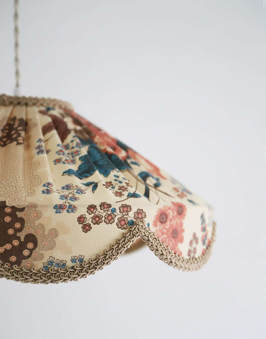 Abat-jour suspendu beige à motif floral bleu et orange, galon doré et bord festonné