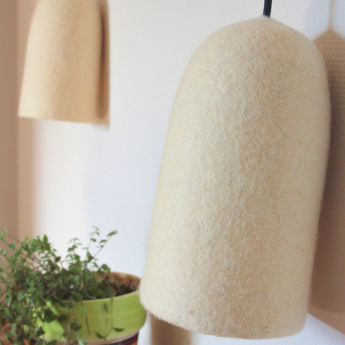 Abat-jour de lampe lanterne en feutre beige, vue rapprochée