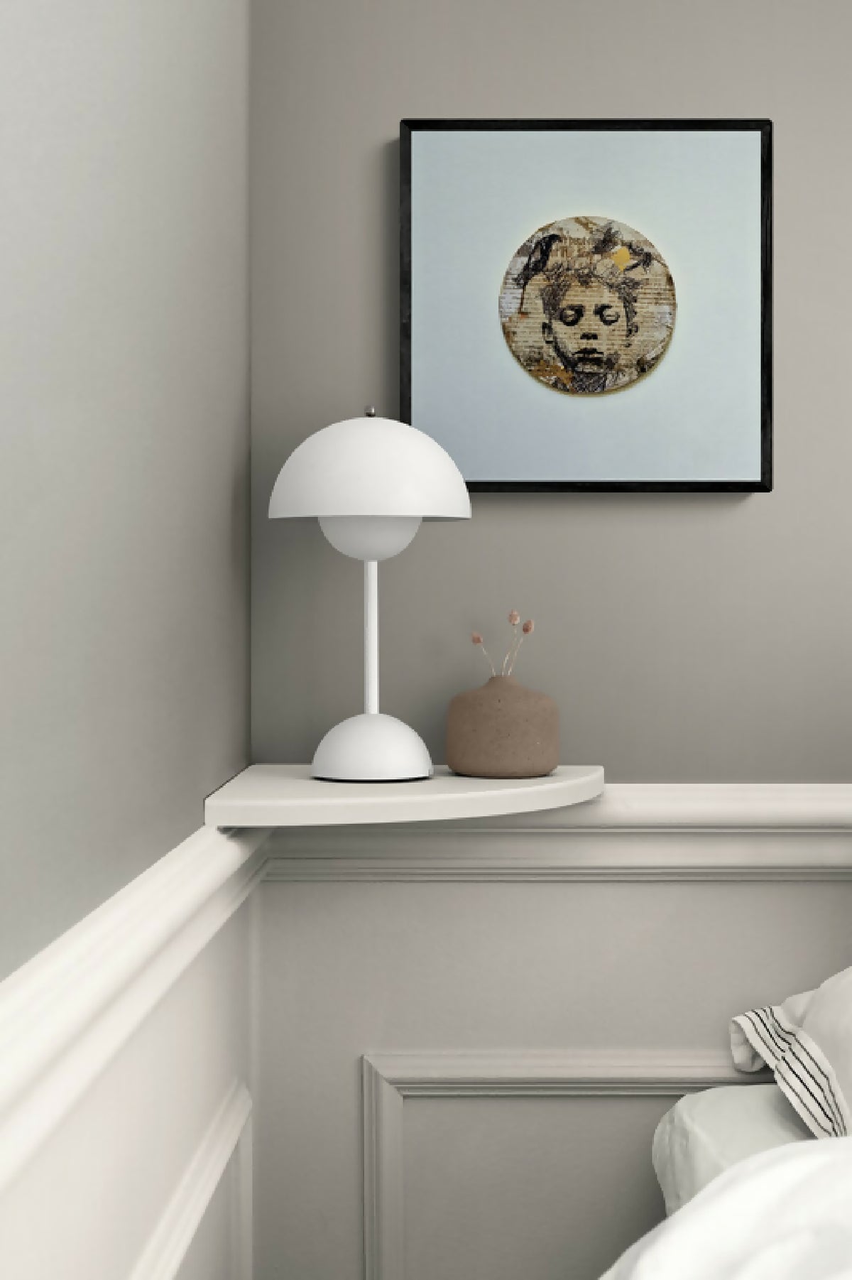 Tableau mural rond portrait en noir et beige, cadre noir, sur console