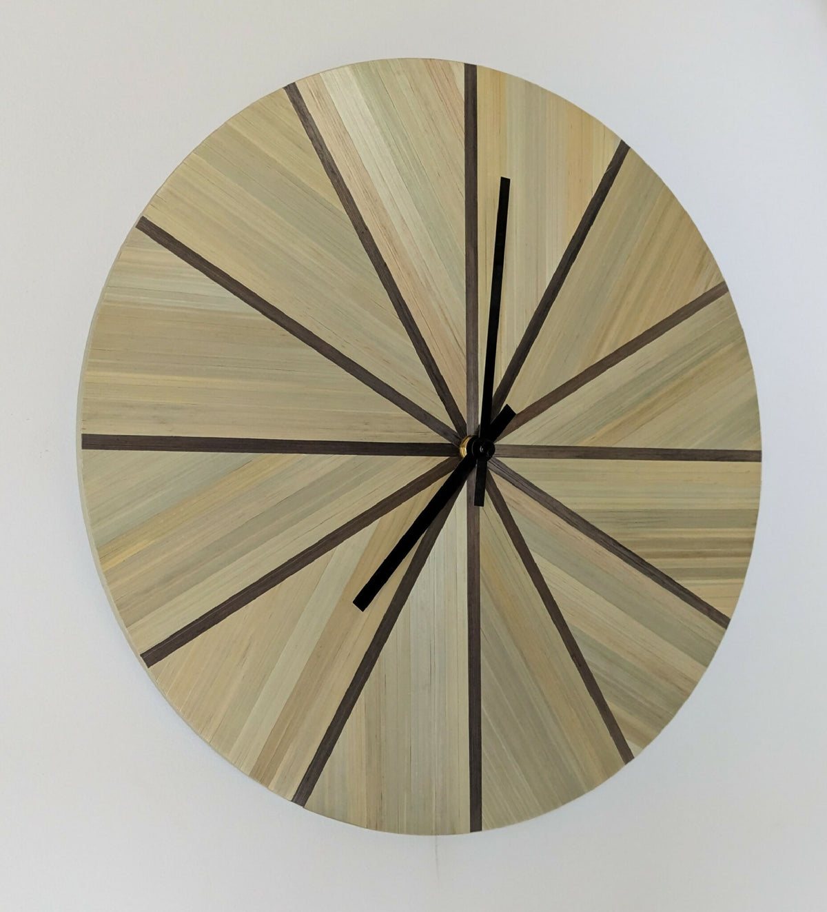Horloge murale ronde, motif en éventail beige et marron, centre noir