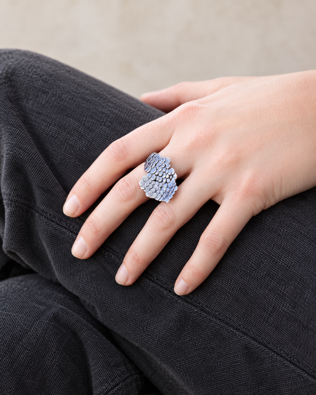 Bague réglable écaille en argent massif sur deux doigts, en noire ou en blanche