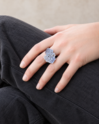 Bague réglable écaille en argent massif sur deux doigts, en noire ou en blanche