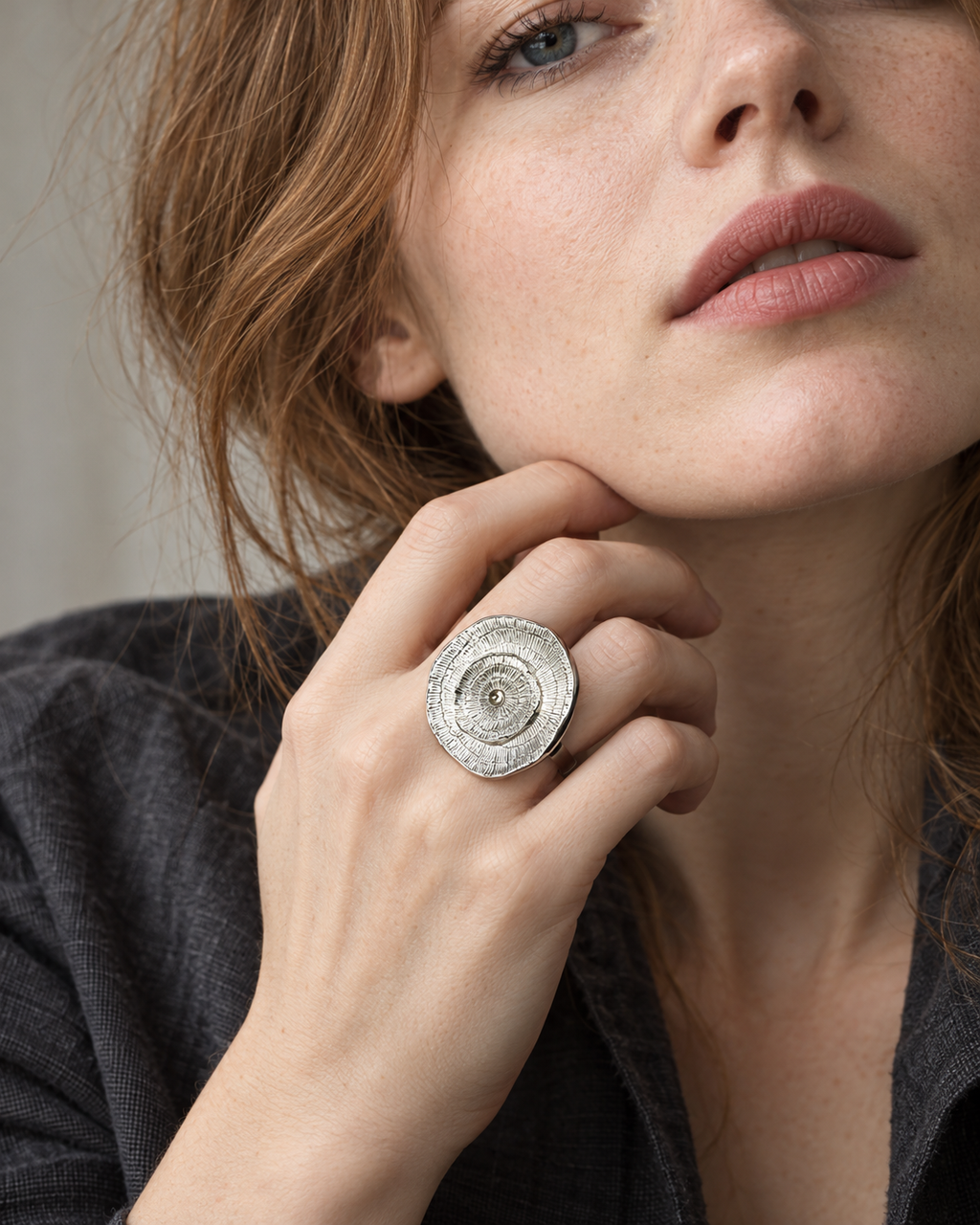 Bague cocktail en argent massif, Motif rondelle de bois