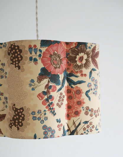 Suspension abat-jour forme fleur : gros plan sur fleurs orange, brunes et bleues