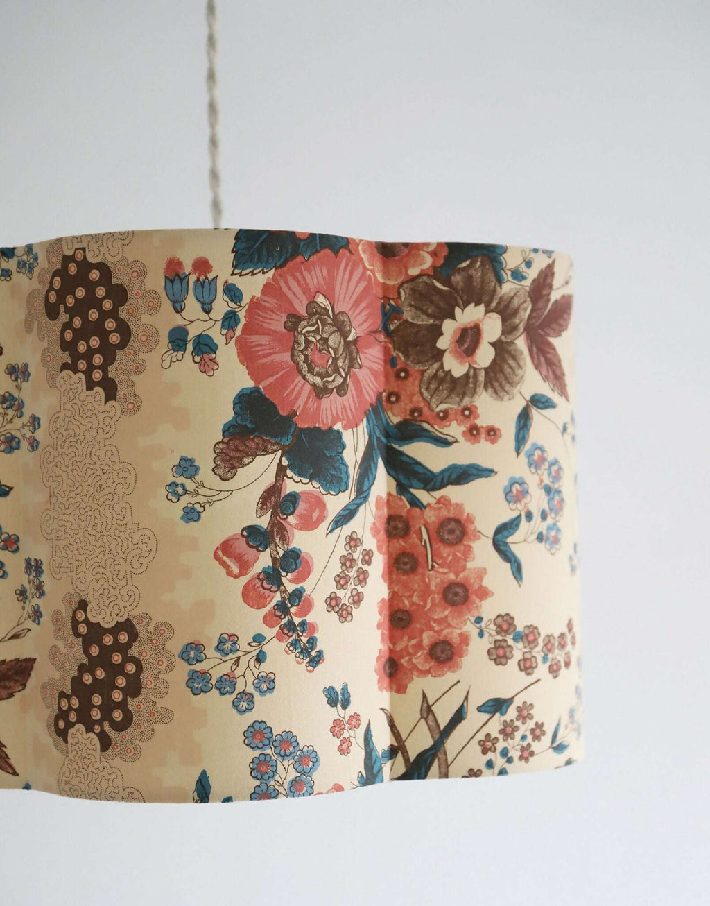 Suspension abat-jour forme fleur : gros plan sur fleurs orange, brunes et bleues