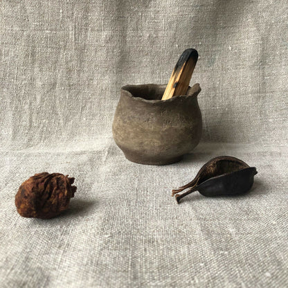 Small pot with a swaying hip