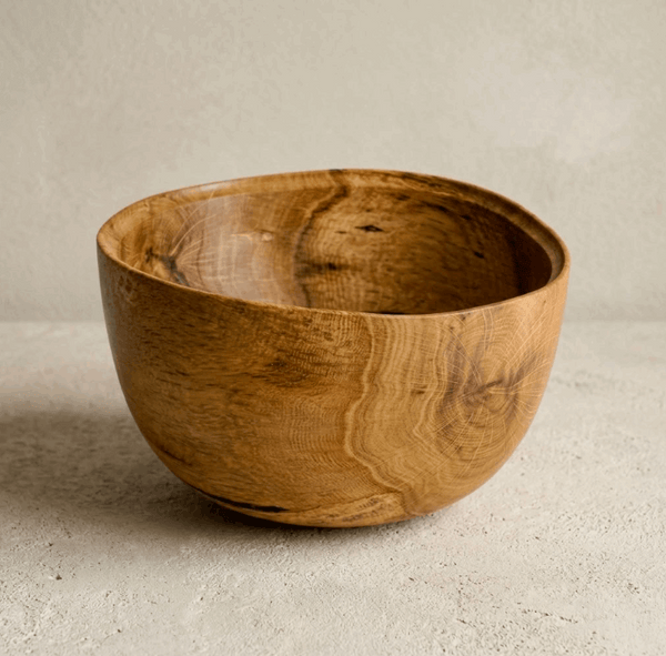 Bol en bois tannée fait main, forme ronde, veinures foncées, bord lisse.