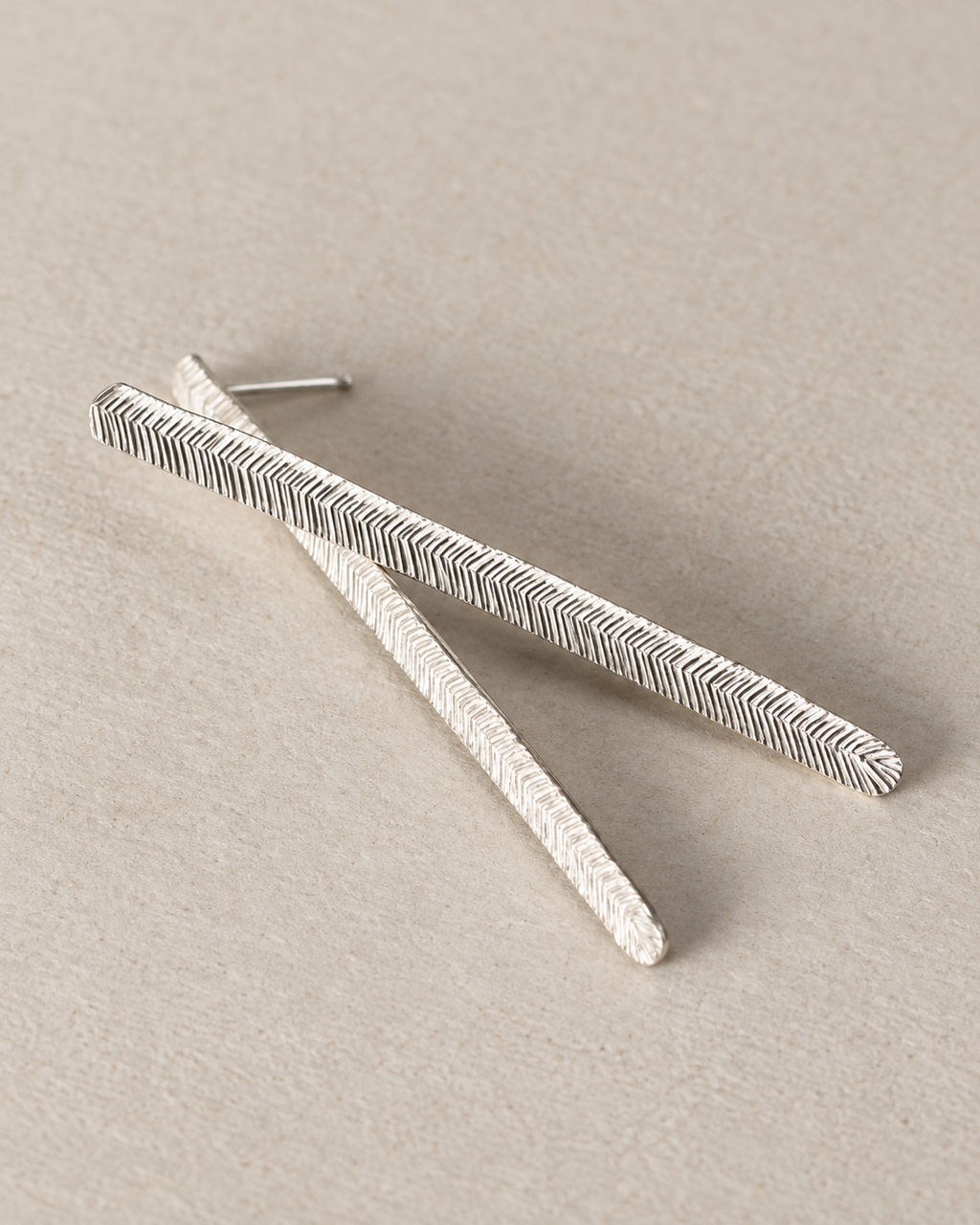 Boucles d'oreilles barres en argent massif recyclé, longues puces élégantes de mariage, Collection Volute