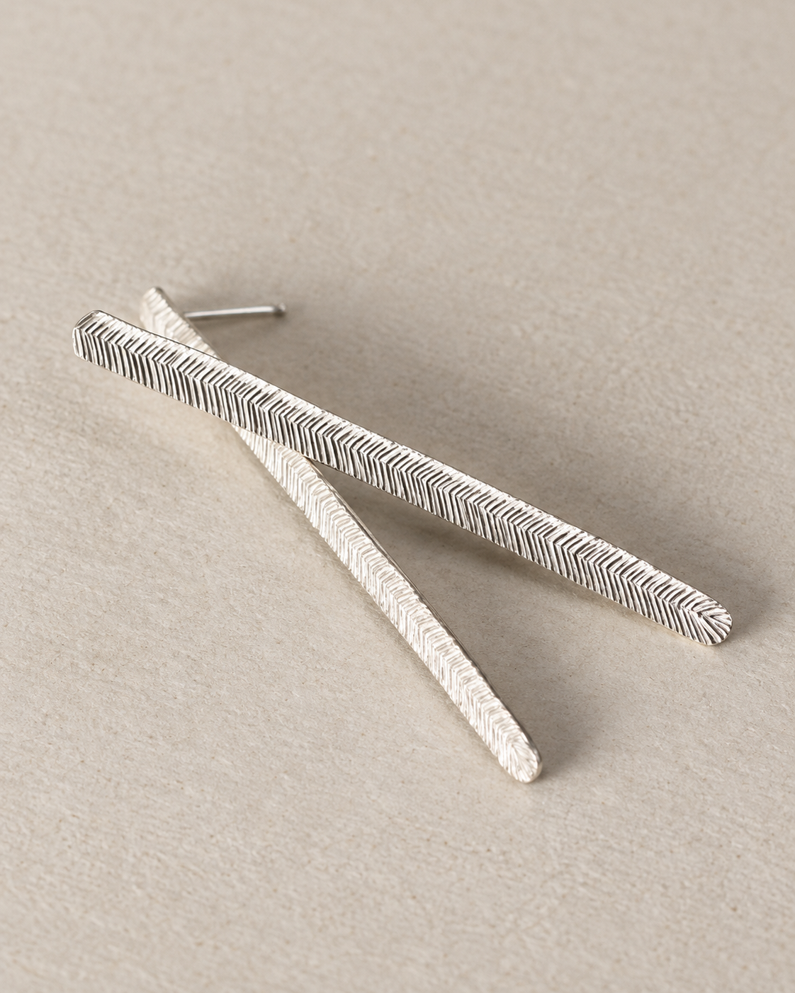 Boucles d'oreilles barres en argent massif recyclé, longues puces élégantes de mariage, Collection Volute