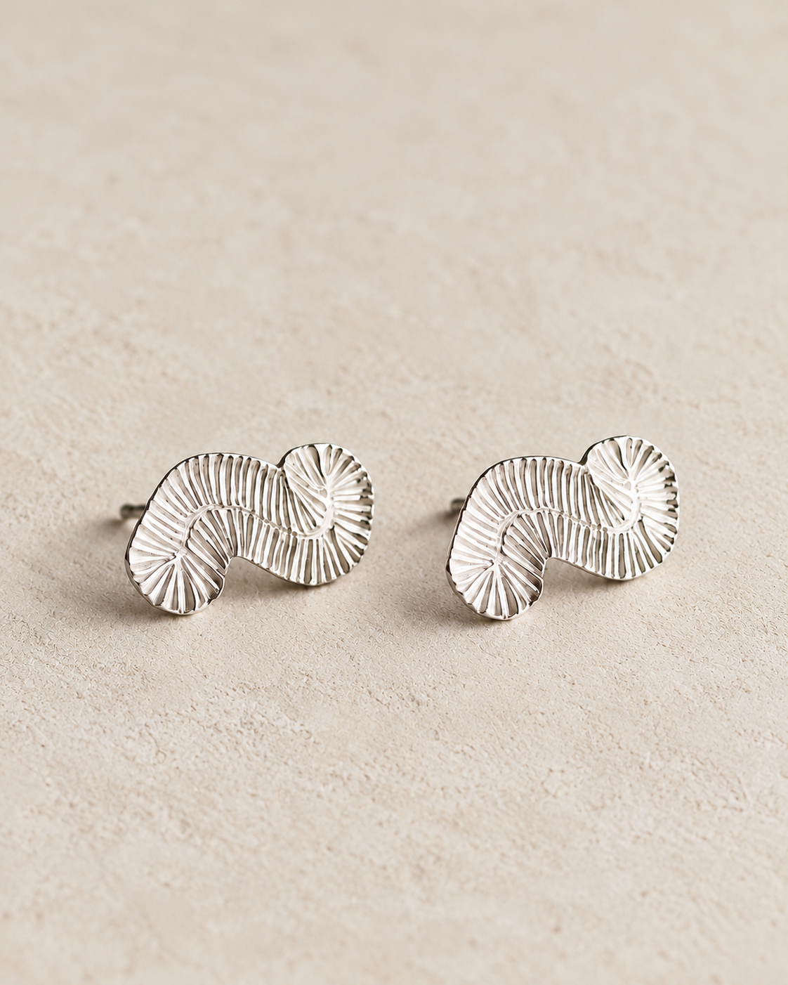 Petite puces Volute, Boucles d'oreilles minimaliste en argent massif recyclé