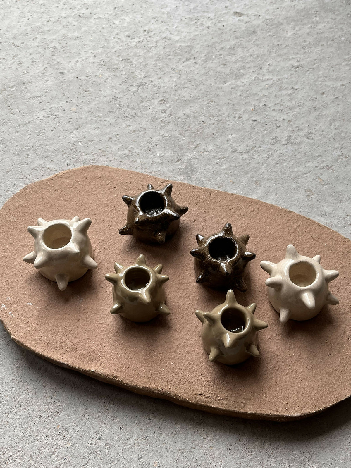 Lot de bougeoirs en forme d’étoiles, six pièces, teintes blanc et doré.